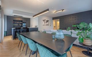 <p>Dit prachtig appartement penthouse met twee slaapkamers in de residentie Botanique biedt een ideale combinatie van comfort en centrale ligging.<br /><br />Gelegen langs de Boulevard du Jardin Botanique, geniet u van een lichtrijke woonkamer met aansluitend een groot, aangenaam terras met een mooi panoramisch zicht op de skyline van Brussel, nieuwe geïnstalleerde keuken met alle comfort, een badkamer met douche, wasplaats / berging en een afzonderlijk toilet. <br /><br />Dit appartement is ideaal voor eigen bewoning of als investering.<br /><br />Met het metrostation Rogier en het Noordstation op slechts 5 minuten lopen, zijn de vervoersverbindingen uitstekend. Daarnaast ligt het Brouckèreplein en de Grote Markt op loopafstand, waar u kunt genieten van de levendige sfeer van Brussel. Een perfecte plek voor wie het stadsleven wil ervaren!</p>