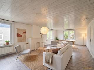 <p><span>Instapklaar appartement met terras gelegen in een enkelrichtingsstraat op uitstekende locatie, vlakbij het centrum.</span></p><p><span>De ligging in Boechout is uitstekend, met gemakkelijke toegang tot scholen, winkels en openbaar vervoer. Dit appartement is perfect voor starters, koppels of iedereen die houdt van de voordelen van een instapklaar appartement in een aantrekkelijke buurt.</span></p><p><span>De indeling: </span><span><br />Het appartement beschikt over een leefruimte, volledig uitgeruste moderne keuken, stijlvol ingerichte badkamer, twee slaapkamers en een terras. <br />Er is een privatieve kelder en een gemeenschappelijke fietsenberging. De grote ramen bieden veel daglicht en creëren een uitnodigende, lichte sfeer in het hele appartement.</span></p><p><span>Pluspunten: </span><span><br />- Klein gebouw met twee appartementen. <br />- Elektriciteit conform <br />- Individuele meters voor elektriciteit en gas (CV op gas)<br />- Gunstig EPC<br />- Uitstekende ligging</span></p><p><span><br />- Opgenomen in het maatregelen register: Nee</span></p>