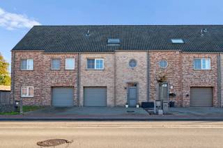 Deze landelijke woning op ca 363m2 grond werd opgetrokken in 2010 en wordt verkocht als opbrengsteigendom (eigenaars blijven wonen)...