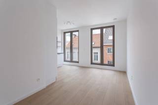 Modern nieuwbouwappartement met terras aan Den Dam<br /><br />Op de derde verdieping van het stijlvolle nieuwbouwproject 30Noord bevindt zich dit moderne en lichtrijke appartement. Dankzij de uitstekende ligging woont u op slechts enkele minuten van het bruisende Eilandje, Park Spoor Noord en het historische stadscentrum van Antwerpen. Bovendien geniet u van een vlotte bereikbaarheid via het openbaar vervoer en de belangrijkste invalswegen.<br /><br />Het appartement beschikt over een aangename en lichtrijke leefruimte met een open, volledig ingerichte keuken, uitgerust met alle nodige inbouwtoestellen. Aan de achterzijde bevindt zich de ruime slaapkamer met een ensuite badkamer, voorzien van een inloopdouche en een wastafel met opbergmeubel. Vanuit de slaapkamer heeft u rechtstreeks toegang tot het gezellige terras, waar u in alle rust kunt genieten van de buitenlucht.<br /><br />Een ideale woonst voor wie op zoek is naar comfortabel en hedendaags wonen op een centrale locatie.<br /><br />Huurprijs: 895 EUR/maand<br />Provisie kosten: 100 EUR/maand<br />Parking: 125 EUR/maand<br />Beschikbaarheid: Onmiddellijk <br />