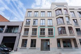 Op de eerste verdieping van het stijlvolle nieuwbouwproject 30Noord bevindt zich dit moderne en lichtrijke appartement. Dankzij de uitstekende ligging woont u op slechts enkele minuten van het bruisende Eilandje, Park Spoor Noord en het historische stadscentrum van Antwerpen. Bovendien geniet u van een vlotte bereikbaarheid via het openbaar vervoer en de belangrijkste invalswegen.<br /><br />Het appartement beschikt over een aangename en lichtrijke leefruimte met een open, volledig ingerichte keuken, uitgerust met alle nodige inbouwtoestellen. Aan de achterzijde bevindt zich de ruime slaapkamer met een ensuite badkamer, voorzien van een inloopdouche en een wastafel met opbergmeubel. Vanuit de slaapkamer heeft u rechtstreeks toegang tot het gezellige terras, waar u in alle rust kunt genieten van de buitenlucht.<br /><br />Een ideale woonst voor wie op zoek is naar comfortabel en hedendaags wonen op een centrale locatie.<br /><br />Huurprijs: 895 EUR/maand<br />Provisie kosten: 100 EUR/maand<br />Beschikbaarheid: Onmiddellijk <br /><br />Interesse?<br />Contacteer LISTED voor een bezoek: +32 3 283 51 51.<br />