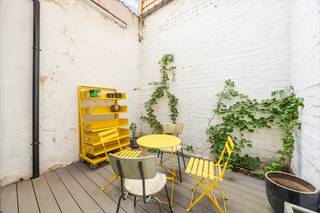 Bekijk alvast de videotour, het EPC, EK, grondplan en asbestinventaris via de Wellimmo-site ('documenten')<br /><br />Instapklare en volledig gerenoveerde burgerwoning met de karakteristieken van een triplex incl leuke buitenruimte gelegen in een rustige straat nabij 't Groen Kwartier in Antwerpen<br />Deze karaktervolle woning werd in 2025 grondig en kwalitatief gerenoveerd, met bijzondere aandacht voor comfort en energiezuinigheid. Zo werden onder meer het dak en de ramen vernieuwd, de elektriciteit conform gemaakt en zowel de keuken als de badkamer volledig hernieuwd. In combinatie met maatmeubilair en een recente verwarmingsketel resulteert dit in een woning die volledig klaar is voor de toekomst, wat zich ook vertaalt in een gunstige EPC-score B. Laat u niet misleiden door de eerder beperkte gevel: eenmaal binnen ontdekt u een woning die zich naar achter toe royaal opent en een bijzonder ruimtelijk gevoel creëert. De grondplannen maken dit meteen duidelijk.<br /><br />Met een bew. oppervlakte van +-175 m², verspreid over 4 verdiepingen, biedt de woning verrassend veel ruimte. De 4 volwaardige kamers kunnen naar wens gebruikt worden als slaapkamers, bureau of hobbyruimte, ideaal voor wie op zoek is naar een combinatie wonen en werken.<br /><br />De leefruimte en keuken bevinden zich op aparte niveaus, wat zorgt voor een aangename scheiding tussen ontspanning en koken. De volledig geïnstalleerde keuken is uitgerust met kwalitatieve toestellen, waaronder een SMEG gasvuur, vaatwasser en Quooker kraan, en sluit perfect aan bij het hedendaags wooncomfort.<br /><br />De moderne badkamer beschikt over zowel een ligbad als een ruime douche, aangevuld met toilet en praktische bergruimte.<br /><br />Als extra troef beschikt de woning over een droge kelder en een zalige stadskoer waar het heerlijk vertoeven is.<br /><br />Gelegen in een rustige straat, op wandelafstand van parken, winkels, scholen en openbaar vervoer, combineert deze woning het beste van twee werelden: een levendige omgeving met alle voorzieningen binnen handbereik, en toch een aangename woonrust, ideaal voor de moderne stadsbewoner.<br /><br />Voor meer info of een bezoek 03/3225 00 68 of info@wellimmo.net<br /><br /> 