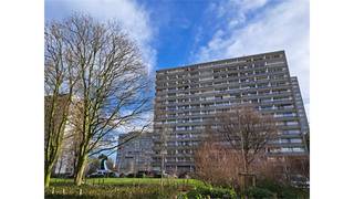 Een gunstig gelegen appartement op de 13de verdieping bestaande uit een woonkamer, keuken, 2 slaapkamers, badkamer, hal met ingemaakte kast,...