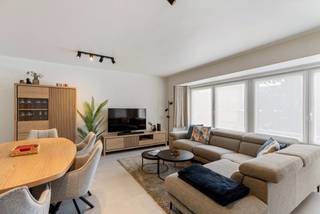 Instapklaar en volledig gerenoveerd 2-slaapkamerappartement met 2 terrassen in Nieuwpoort-Stad.<br /><br />Of u nu zoekt naar een eigen woonst, een tweede verblijf of een investering: dit gerenoveerde appartement heeft heel wat te bieden.<br /><br />Het appartement bevindt zich op de tweede verdieping en heeft de volgende indeling:<br />Ruime inkomhal met apart gastentoilet en toegang tot de leefruimte met open keuken. Vanuit de hal bereikt u tevens de twee slaapkamers en de badkamer. Het appartement beschikt over een terras aan zowel de voor- als achterzijde.<br /><br />Enkele troeven:<br /><br />- Goede bereikbaarheid;<br />- Gunstig EPC;<br />- Volledig gerenoveerd.<br /><br />Meer informatie of een afspraak? Contacteer ons!