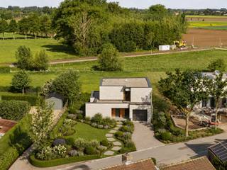 <p>LAATSTE WONING. <br />Kwalitatieve energiezuinige moderne nieuwbouwvilla met 4 slk, tuin en garage.<br />Goedgelegen te Asper, nabij invalswegen, scholen en openbaar vervoer.<br /><br />INDELING: inkom en traphal, toilet, grote lichtrijke leefruimte met open geïnstalleerde keuken, berging en wasplaats, handige garage. Aangename tuin.<br />Op de verdieping bevinden er zich 4 slaapkamers (één voorzien van dressingruimte) en de badkamer. <br /><br />TROEVEN: moderne architectuur; kwalitatieve afwerking, opgeleverd bij akte (gebruiksklaar), energiezuinig, zonnepanelen, dubbele beglazing.</p>