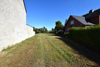 Gunstig en centraal gelegen bouwgrond voor HOB van 849 m² op landelijke toplocatie nabij centrum en station Booischot.<br /><br />De vlotte toegang naar invalswegen (N10 – Aarschot -Lier), omliggende gemeenten en autostrade (E314), maken dat de grond uitstekend gelegen is voor woon-werkverkeer.<br /><br />Perceelbreedte is ongeveer 10 m, diepte van het terrein 58,22 m en 64,05 m. <br />Toegelaten gevelbreedte van 7 m en een maximale diepte van 17 m.<br /><br />Mogelijkheid tot het bouwen van een ruim bijgebouw van maar liefst 75 m².<br /><br />Zowel landelijke als moderne bouwconstructie mogelijk! Aanvullend ook complementaire functies/zelfstandige activiteit of vrij beroep toegestaan. Parkeerplaats mogelijk naast oprit.<br /><br />Dankzij de ruime bouwvoorschriften dewelke tal van mogelijkheden bieden kan u hier zorgeloos uw droomwoning bouwen.<br /><br />Vrij van bouwverplichting!<br /><br />Aarzel niet om ons te contacteren voor verdere vrijblijvende informatie.<br /><br />Interesse in een GRATIS SCHATTING van uw eigendom? Bel 015/36 35 34