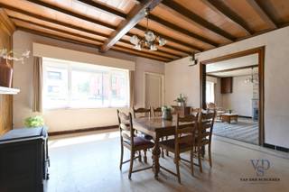 Pal in het dorpscentrum van Meilegem treffen we deze goed gelegen eigendom, voorheen café.Enige authentieke elementen van toendertijd, trekken...