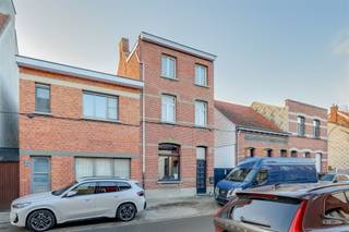 <p><span>Deze </span><span>te renoveren woning met tuin </span><span>te koop is gelegen in de Veldstraat te Brasschaat. Op slechts enkele minuten wandelen van </span><span>winkels, horeca, scholen </span><span>en zo is ook het centrum vlot bereikbaar.</span></p><p><span> </span></p><p><span>Deze woning heeft een </span><span>bruikbare vloeroppervlakte van ca 146m²</span><span> (cfr EPC) en biedt tal van mogelijkheden. </span></p><p><span>Met </span><span>3 - 4 slaapkamers</span><span> is dit een ideale starterswoning voor wie graag de handen uit de mouwen steekt. </span></p><p><span>De mooie tuin van ca 100m² maakt het plaatje af.</span></p><p><span> </span></p><p><span>Indeling:</span></p><p><span> </span></p><p><span>Gelijkvloers</span></p><p><span>- inkomhal </span></p><p><span>- woonkamer met eetkamer</span></p><p><span>- keuken</span></p><p><span>- veranda</span></p><p><span>- badkamer met ligbad</span></p><p><span>- tuin</span></p><p><span> </span></p><p><span>Eerste verdieping</span></p><p><span>- slaapkamer 1</span></p><p><span>- slaapkamer 2</span></p><p><span> </span></p><p><span>Tweede verdieping</span></p><p><span>- slaapkamer 3</span></p><p><span>- berging / slaapkamer 4</span></p><p><span> </span></p><p><span>Troeven</span></p><p><span>- ideale woning voor starters en doe-het-zelvers</span></p><p><span>- onmiddellijk vrij</span></p><p><span> </span></p><p><span>Dit pand kan onderhevig zijn aan de renovatieverplichting die door de Vlaamse overheid wordt opgelegd voor residentiële gebouwen. Consulteer voor meer informatie de website van het Vlaams Energie- en Klimaatagentschap via <span>https://www.energiesparen.be/renovatieverplichting-residenti%C3%ABle-gebouwen-2023</span></span></p><p><span> </span></p><p><span>Ben jij geïnteresseerd in deze woning te koop in Brasschaat? Ben je op zoek naar ander vastgoed of wens je de waarde van jouw eigendom te kennen? Dan ben je bij BOLT Immo aan het juiste adres! We helpen jou graag verder! Bel 03/568.68.06 of mail <span>info@bolt.immo</span></span><span> </span></p><p><span> </span></p>