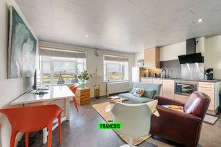 Welkom in residentie Ter Duinen, gelegen op de tweede verdieping en recht tegenover het idyllische Duinenkerkje ⛪🌿. Dit appartement combineert een gezellige sfeer met een prachtige ligging.<br /><br />🛋️ Bij het binnenkomen geniet u van een open woonkamer met geïntegreerde keuken, waar het groene uitzicht meteen voor een oase van rust zorgt 🌳.<br /><br />🚿 Vanuit de hal bereikt u de badkamer met douche en wasmeubel.<br /><br />🛏️ Aansluitend bevindt zich de ruime slaapkamer, perfect voor een goede nachtrust.<br /><br />Het gebouw zelf is goed onderhouden en dankzij de zongerichte oriëntatie geniet u bij het buitenkomen van een echt vakantiegevoel ☀️🏖️. Alles wat u nodig heeft ligt op wandelafstand: gezellige restaurants 🍴, winkels 🛍️ en natuurlijk de Duinen.<br /><br />Een ideale woonst of tweede verblijf voor wie houdt van rust, charme en de kust! 🌊✨