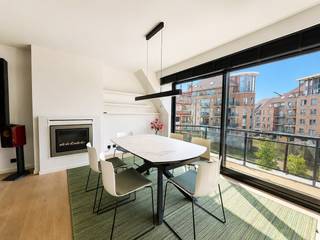 In de Jaak Van Buggenhoutlaan te Koksijde, die onlangs volledig heraangelegd werd, vinden we dit instapklare en gemeubelde duplex appartement...