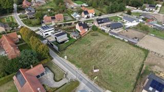 <strong>Thuiskomen begint hier.</strong><br /><br />Op een prachtig perceel van <strong>862m² </strong>ligt deze unieke kans om<strong> jouw droomwoning </strong>te realiseren. Gelegen in het <strong>groen, omringd door rust en ruimte</strong>, vormt deze bouwgrond voor een halfopen bebouwing de perfecte basis voor een warme thuis.<br /><br />Of je nu verlangt naar een plek om te groeien, te genieten of tot rust te komen — hier voel je het meteen: dit is thuiskomen.<br /><br />- 862m² ;<br />- halfopen bebouwing;<br />- zeer rustig gelegen;<br />- groene omgeving;<br />- ideaal voor wie ruimte en rust zoekt.<br /><br />Laat je inspireren door de omgeving, droom groots en bouw hier aan je toekomst.<br />Want dit is meer dan een stuk grond – dit is jouw nieuwe begin.