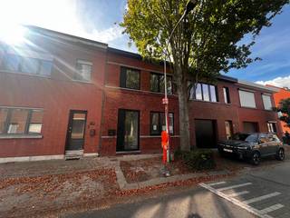 Deze gezellige energiezuinige woning biedt alle mogelijkheden om een gezellige thuis te worden met een zonnige tuin en 3 à 4 slaapkamers. Ze is gelegen in het centrum van Brasschaat op wandelafstand van winkels, diensten en scholen maar ook het prachtige gemeentelijke park en Peerdsbos. De woning biedt gelijkvloers een ruime hal, gastentoilet, bureel (of slaapkamer) (11m²) vooraan, grote woonkamer met volledig geïnstalleerde open keuken en aanpalende bergplaats. Op de eerste verdieping werden 3 slaapkamers (12-10-8m²) en een badkamer met inloopdouche en badmeubel afgewerkt. Achteraan zonnige tuin met ruime tuinberging. Vloerverwarming met warmtepomp, zonnepanelen en conforme elektrische installatie. Voor meer informatie of een plaatsbezoek kan u contact opnemen via info@batimmo-vastgoed.be. Energielabel A