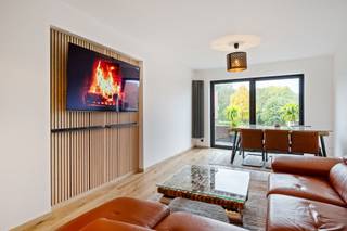 Deze volledig gerenoveerde woning combineert modern wooncomfort met een doordachte indeling en kwalitatieve afwerking. Dankzij de volledig...