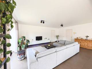 Bent u op zoek naar een comfortabel en instapklaar appartement met veel lichtinval en een uitstekende ligging? Dan is dit ruime appartement...