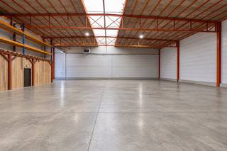 Magazijn van 1033 m2
Functioneel bedrijfsgebouw gelegen aan de Boomsesteenweg 664 in Wilrijk, bestaande uit een ruim magazijn, mezzanine en kantoorruimte. Dankzij de strategische ligging vlak bij de A12 en de vlotte verbindingen met de E19, E17, E34 en de Antwerpse Ring geniet het pand van een uitstekende bereikbaarheid.
Magazijn
Het magazijn heeft een oppervlakte van circa 816 m² en beschikt over een vrije hoogte van 6,5 meter. De ruimte is uitgerust met:
Staalconstructie en polybetonvloer
Sectionale toegangspoort
Lichtstraten voor natuurlijke lichtinval
Ledverlichting
Verwarming via heteluchtblazers
Drijfkracht (3 x 380 V)
Alarminstallatie en brandhaspels
Afzonderlijk magazijnierslokaal
Sanitaire voorzieningen
Daarnaast beschikt het magazijn over een mezzanine van circa 175 m², geschikt voor bijkomende opslag.
Kantoorruimte
Het gebouw beschikt over kantoor- en vergaderruimtes, verdeeld over het gelijkvloers en de verdieping:
Vergaderruimte op het gelijkvloers
Kantoorruimte op de verdieping
Grote inpandige raampartijen
Airconditioning
Kitchenette
Afzonderlijk sanitair voor dames en heren
Alarminstallatie
Parkeergelegenheid
Aan de voorzijde van het gebouw bevinden zich 5 privatieve parkeerplaatsen.
Stedenbouwkundige informatie
Bestemming: industrie
Stedenbouwkundige vergunning: niet uitgereikt
Dagvaardingen: geen
Voorkooprecht: geen
Verkavelingsvergunning: niet aanwezig
P-score: B | G-score: B
Niet gelegen in een afgebakend overstromingsgebied of risicozone voor overstromingen
rechtstreeks contact bij interesse op +32 486 55 55 17