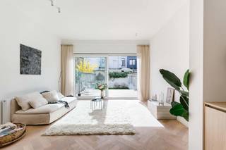 Dit prachtig en lichtrijk appartement op het gelijkvloers van een volledig gerenoveerd project is een oase van stijl en comfort in een...