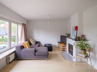 <p>In het rustige Wondelgem, op een bijzonder gunstige ligging in de Kerkuilstraat, vindt u deze charmante en verrassend ruime bel-étagewoning. Hier woont u in alle sereniteit, terwijl u toch geniet van een uitstekende bereikbaarheid en de nabijheid van winkels, scholen, openbaar vervoer en het bruisende centrum van Gent, dat zich op fietsafstand bevindt.</p>
<p>De woning werd de voorbije jaren reeds deels aangepakt, waardoor ze vandaag perfect instapklaar is. Tegelijk biedt ze nog heel wat mogelijkheden om verder naar eigen smaak op te frissen en in te richten. Zo kan u stap voor stap uw eigen stempel drukken zonder grote structurele werken.</p>
<p>Op de eerste verdieping wordt u verwelkomd in een aangename, lichtrijke leefruimte en bijkomend de eetplaats en keuken. Dit verdiep vormt het warme hart van de woning, ideaal voor gezellige momenten met familie en vrienden. Ook de badkamer bevindt zich hier.</p>
<p>De bovenste verdieping telt maar liefst vier slaapkamers: drie ruime kamers en één iets compactere, perfect geschikt als kinderkamer, bureau of dressing. Deze indeling maakt de woning bijzonder interessant voor gezinnen of wie extra ruimte wenst.</p>
<p>Het gelijkvloers is een absolute troef. Dankzij de uitzonderlijke ruimte geniet u hier van tal van mogelijkheden: een grote garage, werkruimte, opslagplaats of hobbyruimte — alles is perfect combineerbaar.</p>
<p>Achteraan bevindt zich een gezellige, charmante tuin waar u in alle privacy kan genieten van rust en groen, zonder inkijk van buren. Een heerlijke plek om te ontspannen na een drukke dag.</p>
<p>Kortom, deze woning combineert ruimte, potentieel en een uitstekende ligging tot een bijzonder aantrekkelijk geheel. Ideaal voor wie comfortabel wil wonen in een rustige buurt, met de stad en alle voorzieningen binnen handbereik.</p>