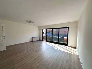 Situé au deuxième étage d'une petite résidence, cet appartement récemment rénové est idéal pour ceux qui recherchent de l'espace, de la lumière et...