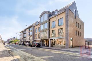 Zeer goed gebouwd appartement biedt een functionele en comfortabele indeling en omvat:InkomhalApart toiletWoonkamerKeukenBadkamerBergingDrie...