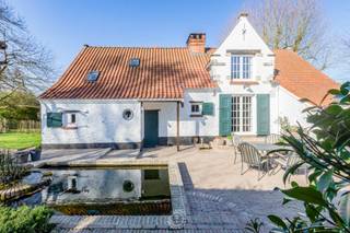 Te midden van het groen, met een prachtig vrij zicht op de achterliggende velden, bevindt zich deze bijzonder charmante hofstede op een royaal...