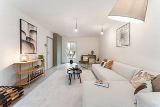 HUURGARANTIE 1 JAAR: investeer in een nieuwbouwwoning. Dankzij de huurgarantie geniet je onmiddellijk van een stabiel en gegarandeerd inkomen.
ZOMERACTIE: ontvang een extra afwerkingscheque van € 5.000, exclusief btw.
Deze trendy, moderne en energiezuinige nieuwe woningen bouwden we in Koksijde. Je woont er heel rustig, in een doodlopende straat, vlak bij het centrum en de Hoge Blekker, op 5 minuten fietsen van de Strandlaan in Sint-Idesbald en op 8 minuten fietsen van het strand van Koksijde. In de buurt vind je winkels, scholen en openbaar vervoer.
Elke woning beschikt over een ruime woon- en eetkamer met veel lichtinval, een -naar eigen keuze ingerichte- open keuken, een berging, 3 slaapkamers, een functionele badkamer, een carport en een tuinberging.
Hier combineer je het beste van twee werelden: een rustige ligging in een doodlopende straat en toch in de buurt van alle voorzieningen en de zee.
Een kijkje nemen? Je vindt deze locatie links naast Veurnestraat 5.