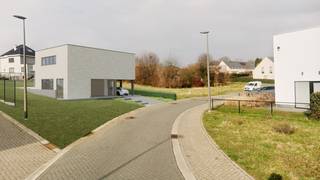 <strong>Prachtig wonen in Duisburg op een boogscheut van Brussel</strong><br /><br /> Perceel van 7a 81ca.<br /> Hoogwaardige afwerking<br /> PRIJSVAST van 843.730,00 euro inclusief kosten; (Inbegrepen kosten zijn: notariskosten, grond, registratie rechten, architect, EPB, veiligheidscoördinator, BTW)<br /><br />Project Ruysveld in hartje Duisburg biedt heel wat mogelijkheden om jouw nieuwbouwwoning te realiseren. Deze Moderne open-bebouwing is te koop. Deze wordt gebouwd inclusief zonnepanelen en warmtepomp met BEN-certificaat (bijna energie neutraal). Eenvoudige lijnen, grote raampartijen en prachtige gevelstenen in lichte tinten typeren deze statische woning. Het is een goed gelegen 3-slaapkamer woning met heel wat ruimte en wooncomfort. Je kan dit ontwerp van de woning nog volledig naar jouw wensen aanpassen. <br /><br />Indeling:
<ul>
<li>Gelijkvloers: inkom, bureau, toilet, leefruimte, eetkamer met open keuken en bergruimte.</li>
<li>Eerste verdieping: 3 slaapkamers, 1 dressing, toilet en 1 badkamer, technische berging.</li>
<li>Carport</li>
</ul>
<ul>
</ul>
ℹ️ Wens je meer informatie of een afspraak? Bel ons dan nu op het nummer 011 45 82 30<br />💻 Meer projecten? Surf naar www.splendid.be. Samen maken we jouw woondroom waar.