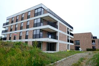 <span>Dit nieuwbouwappartement op de tweede verdieping wordt te huur aangebonden in residentie OBois.</span><br /><span>Dit nieuwbouw appartement is gelegen op de Lummense Kiezel 27 te Kermt Hasselt. Van hieruit heb je snelle verbindingsmogelijkheden naar de expresweg Hasselt – Diest en autosnelwegen.</span><br /><span>Het appartement is te bereiken via de lift of trap en heeft een bewoonbare oppervlakte van 86 m².</span><br /><span>Binnen komen doen we via de inkomhal met ruime berging en een apart toilet.</span><br /><span>Verder gaan we naar de lichtrijke leefruimte met terras van 12,50m² en een open keuken voorzien van alle toestellen.</span><br /><span>Het appartement heeft twee slaapkamers alsook een badkamers met inloopdouche, dubbele lavabo en kastruimte.</span><br /><span>Bij het appartement wordt er ook een autostaanplaats en kelderberging mee verhuurd op niveau -1.</span><br /><span>Het appartement zal professioneel geschilderd worden en voorzien van verlichting.  Bezichtigingen zijn reeds mogelijk.</span><br /><br /><span>Wat zijn de troeven van dit appartement:</span><br /><span>* Zonnepanelen</span><br /><span>* Vloerverwarming</span><br /><span>* Nieuwbouw</span><br /><span>* Eerste bewoner</span><br /><span>* Energiezuinig</span><br /><span>* Geschilderd</span><br /><br /><span>Bent u opzoek naar een nieuwe (t)huis dan kan dit appartement misschien iets voor u zijn?</span><br /><span>Vraag dan zeker uw bezoek aan voor dit appartement bij Valère Vangeel via </span><span>valere@vestio.com</span><span> of bel 0472 323 424.</span><br /><br /><br /> 