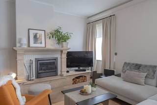 On the third floor of a well-maintained building, this beautifully renovated 3-bedroom apartment is quietly located near major road connections in...