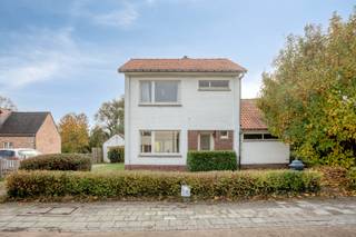 Deze te renoveren open bebouwing met 3 slaapkamers, tuin, terras en garage is gelegen in Wilsele, op slechts 10 minuten rijden van Leuven centrum.<br /><br />De indeling van de woning is als volgt:<br />We komen binnen in de inkomhal, met apart gastentoilet. Via de inkomhal betreden we de lichtrijke leefruimte, die voorzien is van een gashaard. Aansluitend vinden we een eetplaats en keuken. Naast de keuken vinden we nog een bureauruimte, deze kan eventueel gebruikt worden als extra slaapkamer. Op de eerste verdieping vinden we 2 ruime slaapkamers en 1 badkamer met bad en dubbel lavabomeubel. Verder vinden we nog een praktische berging. Op de tweede verdieping bevindt zich de zolder, deze kan eventueel omgebouwd worden tot extra slaapkamer(s).<br /><br />Achteraan beschikt het pand over een zuid-georiënteerde tuin, terras, ruime garage en tuinhuis.<br /><br />De elektriciteit is niet conform. De woning is niet asbestveilig. EPC F. De verwarming werkt op aardgas. <br /><br />Voor meer info of een bezoek ter plaatse, neem gerust contact met ons op!