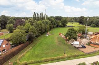 Deze bouwgrond van 1419m² is gelegen langs de Peggerstraat in Halle (Zoersel). Het perceel heeft een straatbreedte van 40 meter en een diepte van...