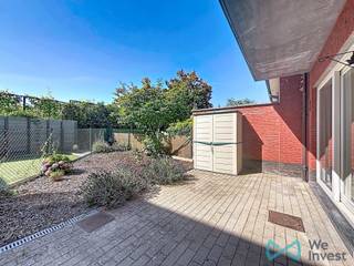 Découvrez ce bel appartement de plain-pied, prêt à emménager, idéalement situé Molestraat 89A à Dilbeek. Grâce à son emplacement calme et résidentiel, vous profitez d’un cadre de vie agréable tout en restant à proximité des commerces, des écoles, des transports en commun et du centre de Dilbeek. De plus, les excellentes connexions vers Bruxelles et le Ring vous garantissent une accessibilité optimale.<br /><br />Avec une superficie habitable de 56 m², cet appartement offre un agencement pratique et confortable, idéal pour une personne seule ou un couple.<br /><br />En entrant dans l’appartement, vous découvrez un hall d’entrée avec un WC séparé et un vestiaire. Le séjour lumineux avec cuisine ouverte constitue le cœur de l’habitation et offre une agréable sensation d’espace. Grâce aux grandes baies vitrées, vous profitez d’une belle luminosité naturelle et d’un accès direct à la terrasse ainsi qu’au jardin privatif, où vous pourrez vous détendre en toute tranquillité.<br /><br />L’appartement comprend également une chambre confortable ainsi qu’une salle de douche moderne.<br /><br />La combinaison d’un appartement de plain-pied, d’un espace extérieur privatif et d’une situation centrale fait de ce bien une opportunité idéale pour ceux qui recherchent confort et tranquillité.<br /><br />Vous êtes à la recherche d’un agréable appartement de plain-pied avec jardin à Dilbeek ? Ce bien mérite assurément votre visite.<br /><br />📞 Contactez-nous dès aujourd’hui pour plus d’informations ou pour organiser une visite.<br /><br />📧 dilbeek@weinvest.be<br />📱 0497 248 251