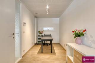 Commercieel gelijkvloers in centrum Kampenhout! Op het gelijkvloers: inkomhal, wachtruimte, 3 praktijkruimtes, toilet en kitchenette. Volledig gerenoveerd in 2019 met geluidswerende & akoestische panelen. Centraal gelegen in centrum Kampenhout; op wandelafstand van winkels, scholen en openbaar vervoer. Strategisch gelegen tussen Brussel - Leuven - Antwerpen. Voldoende parkeergelegenheid rond het pand.