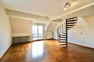 Dit mooie appartement met terras is gelegen op wandelafstand van winkels, openbaar vervoer én scholen.
De indeling is als volgt: Inkom met vestiaire en gastentoilet.
Gezellige woonkamer met ingerichte open keuken. Via de woonkamer heeft u toegang tot het terras.
Op de bovenste verdieping komt u terecht in een grote slaapkamer met ruime badkamer.
Er is een privatieve kelderberging voorzien.
Wil u graag betaalbaar wonen, op een boogscheut van winkels, scholen, openbaar vervoer EN bovendien kunnen genieten van een groot terras?
Maak dan online uw afspraak op www.vastgoedunicum.be of stuur een e-mail naar verhuur@vastgoedunicum.be.