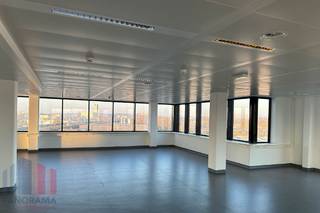 Hoogwaardige kantoorruimte van 626 m² te Anderlecht.<br /><strong>The Mirror</strong> geniet van een strategische ligging aan de <strong>Humaniteitslaan (N266),</strong> één van de belangrijkste toegangswegen tot Brussel, met een vlotte aansluiting op de <strong>Brusselse Ring (R0)</strong>, de<strong> E19</strong> en de <strong>E40</strong>. <br /><br />De verdiepen zijn flexibel indeelbaar en kunnen opgesplitst worden in twee afzonderlijke kantoorruimtes, waardoor zowel kleine als grotere ondernemingen hier een geschikte huisvesting vinden. Ook andere oppervlaktes zijn beschikbaar <strong>vanaf 626 m² tot 1.878 m²</strong>.<br /><br />De ruimte is uitgerust met een performant <strong>HVAC-systeem met koelplafonds</strong>, <strong>LED-verlichting</strong>, vernieuwde sanitaire voorzieningen, een branddetectie- en brandalarmsysteem en <strong>toegangscontrole</strong> met badge. Dankzij de opvallende <strong>glazen gevel </strong>genieten de kantoren van een uitzonderlijke<strong> natuurlijke lichtinval</strong>. De representatieve inkomhal, afgewerkt met wit marmer, zorgt voor een professionele uitstraling en een uitstekende eerste indruk bij bezoekers.<br /><br />Het gebouw biedt naast kwalitatieve kantoorvoorzieningen ook een groene omgeving, <strong>fietsenstallingen</strong> en <strong>ruime parkeermogelijkheden</strong> met binnen- en buitenstaanplaatsen. Daarnaast zijn er<strong> laadpalen</strong> voor elektrische voertuigen beschikbaar.<br /><br />Dankzij de ligging langs een belangrijke verkeersas geniet het pand bovendien van een <strong>uitstekende zichtbaarheid</strong>. Onmiddellijk beschikbaar!<br /><br />Contacteer<strong> PANORAMA B2B</strong> voor bijkomende inlichtingen, plannen of een plaatsbezoek via <strong>0477 09 00 09.</strong>