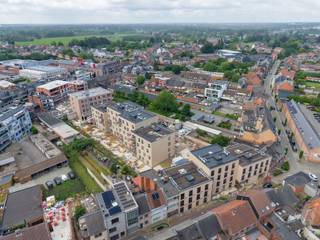 Ontdek <strong>Residentie Moulart</strong>, een uniek nieuwbouwproject bestaande uit 77 eigentijdse appartementen en 4 commerciële ruimtes verspreid over 5 verschillende gebouwen. <br /><br />De appartementen zijn ontworpen met oog voor de toekomst. Dankzij energie neutrale technieken (<strong>BEN20</strong>) woont u duurzaam en comfortabel. Denk aan vloerverwarming, een privatieve warmtepomp aangedreven door zonnepanelen en hoogwaardige isolatie doorheen het hele gebouw. Elk appartement biedt een open leefruimte, 1, 2 of 3 slaapkamers, badkamer met apart toilet een bergruimte en een ruim terras waar u kunt genieten van de buitenlucht. <br /><br /><strong>Troeven:</strong><br />- E-peil 20 of lager<br />- Privatieve zonnepanelen<br />- Lucht-water warmtepomp (vloerverwarming & koeling)<br />- Ventilatiesysteem type D <br />- Hoogwaardige isolatie <br />- Eerste vijf jaar vrijgesteld van kadastraal inkomen<br />- 6% btw mogelijk<br />- Ondergrondse staanplaatsen voor auto en fiets <br />- Privatieve kelderberging<br />- Afwerking op maat<br /><br />Gelegen op slechts 250 meter van de markt van Geel, heeft u alles wat u nodig heeft binnen handbereik – winkels, restaurants, openbaar vervoer, scholen en meer.<br /><br /><strong>Prijsinformatie:</strong><br />De geadverteerde prijs is <strong>exclusief</strong>: 21% btw, staanplaats, kelderberging, fietsenstalling, aansluitingskosten, notariskosten en registratierechten op het grondaandeel. Onderaan bij het <strong>financieel luik</strong> kan u meer informatie terugvinden over de <strong>totaalprijs</strong> en het voordeeltarief van <strong>6% btw</strong>.<br /><strong><br />INFO MOMENT</strong>: elke woensdag tussen 16u en 18u, welkom zonder afspraak op ons kantoor, Geel Pas 96A. Past woensdag niet voor u? Maak dan gerust een afspraak voor een ander moment.<br />Wenst u meer informatie of een persoonlijk gesprek? Neem dan contact op via <strong>info@immovl.be</strong> of bel ons op <strong>014 58 02 08</strong>.