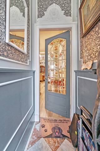 Deze woning is gelegen direct in een uit het centrum van Sint-Niklaas en kent volgende indeling: inkomhal met berging of voorplaats, gezellige leefruimte met glaswerk in lood verwerkt. Sas naar de (kleine) badkamer. De keuken is gelegen achteraan de woning, deze is voorzien van toestellen. Apart toilet en deur naar buiten toe, ingesloten stadstuintje met stuk overdekt terras. Op de verdieping zijn er 2 slaapkamers aanwezig. Trap naar de 2e V waar de derde slaapkamer/hobbykamer zicht bevindt. Ideaal voor wie nog wat werk uit de mouwen wil steken! extra's: verwarming met gaskachels, elektriciteit niet conform.