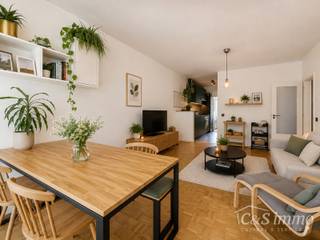 <p>Dit aangename gelijkvloerse appartement combineert een praktische indeling met veel lichtinval en fijne buitenruimtes.<br />Bij binnenkomst verwelkomt de hal met praktische maatkasten u met heel wat extra opbergruimte. De ruime leefruimte biedt plaats voor een gezellige zit- en eethoek en geniet dankzij de recent vernieuwde ramen van een mooie natuurlijke lichtinval.<br />De recent vernieuwde keuken beschikt over voldoende werk- en kastruimte en sluit aan op een praktische wasruimte met aansluiting voor wasmachine en droogkast.<br />Verder beschikt het appartement over een ruime hoofdslaapkamer en een tweede kamer, ideaal als kinderkamer, bureau of hobbyruimte. De badkamer is voorzien van een inloopdouche, lavabo en toilet.<br />Een belangrijke troef zijn de buitenruimtes: naast een privatieve voortuin beschikt het appartement ook over een aangename privatieve achtertuin, waar u in alle rust van het buitenleven kunt genieten.<br />Een comfortabel en praktisch appartement met twee kamers, recente keuken en ramen, maatkasten én twee privatieve buitenruimtes. Zeker een bezoek waard!</p>