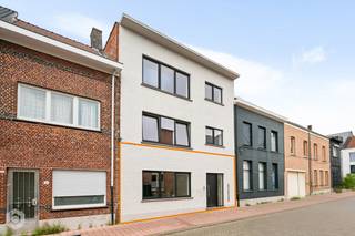 Op een uitstekende locatie te Duffel bevindt zich dit instapklaar gelijkvloers appartement met zonnig terras. U geniet hier van een uitstekende bereikbaarheid, toch op wandelafstand van winkels, scholen en het openbaar vervoer.<br /><br />We betreden het appartement op de gelijkvloers via de inkomhal met apart gastentoilet. De lichtrijke leefruimte kan u inrichten met een gezellige zithoek en eetplaats. De open keuken is mooi geïntegreerd in het geheel en is voorzien van kwalitatieve toestellen. Via de nachthal hebt u toegang tot de twee slaapkamers en een prachtige afgewerkte badkamer met lavabo en douche. Op het zuid-georiënteerde, ruime terras kan u steeds in alle rust genieten van het mooie weer. Op het terras staat ook een tuinhuis voor extra bergruimte. De gemeenschappelijke kost bedraagt maandelijks €30.<br /><br />Het appartement is beschikbaar vanaf 1/11/2026.<br /><br />U dient een bezoekaanvraag in te dienen via het zoekertje op onze website via de knop "vraag bezoek aan".<br /><br />Dit is een uitstekende opportuniteit als u op zoek bent naar een ruim appartement met 2 slaapkamers en een zuidgericht terras. Contacteer ons voor meer informatie of neem een kijkje op www.boonstravastgoed.be . <br /><br />Bijzonderheden:<br />- 2 slaapkamers<br />- Centrale ligging<br />- Zonnig groot terras