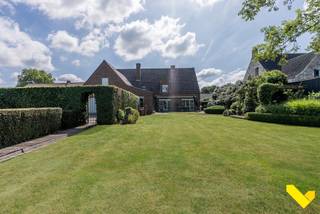 Royaal landhuis met prachtig uitzicht in groene omgeving.<br /><br />Deze exclusieve eigendom bevindt zich in een rustige, groene omgeving en beschikt over veel kamers en ruimte.<br />Er zijn dan ook tal van mogelijkheden voor zelfstandigen/thuiswerkers, kangoeroewonen of grote gezinnen.<br /><br />De inkomhal, keuken, leefruimte en badkamer zijn gerenoveerd. Er is een zeer gunstige EPC-score B.<br />Het gebouw is zowel buiten als binnen, evenals de grote tuin, zeer goed onderhouden. De woning is instapklaar.<br /><br />Laat U charmeren door deze woning tijdens een bezichtiging die u kan plannen via info@immmovl.be of op het nummer 014 58 02 08.