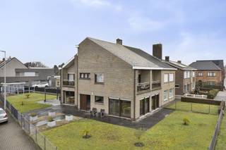 Praktisch ingedeeld ééngezinshuis (230m² bewoonbare oppervlakte) gelegen op de hoek van de Nieuwe Weg en de Molenstraat. Dit huis biedt u onder...