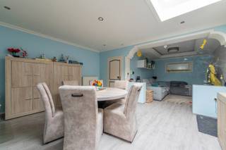 Bent u op zoek naar een woning met 4 volwaardige slaapkamers?
Dan is deze goed onderhouden woonst ongetwijfeld iets voor u!
Haar strategische ligging resulteert dan ook in een mooie mobiscore van 8.4/10.
Op het gelijkvloers komt u vooraan in de garage, waar o.a. de fietsen makkelijk kunnen worden gestald.
Centraal bevinden zich een aparte zit- en eetruimte, die grenst aan de ingerichte keuken met toestellen.
Achteraan is er een polyvalente ruimte, een apart toilet (waar de leidingen reeds zijn gelegd voor een extra badkamer) en een wasplaats.
De tuin is naar het westen gericht en heeft een terras.
Op de eerste verdieping zijn er 3 slaapkamers en een ingerichte badkamer met ligbad en lavabo.
Aan de hand van een vaste trap komt u op de zolderverdieping, waar zich de 4de slaapkamer bevindt.
Neemt u gerust contact op met ons kantoor om in samenspraak met de eigenaars een plaatsbezoek in te plannen!