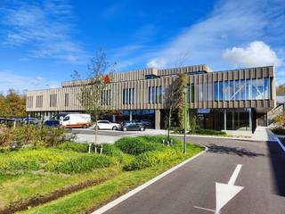 Magnifiek gelegen nieuwbouw handelsruimte van 293 m² te huur, fantastisch gelegen langs de Stationsstraat in Oudenburg en bereikbaar via de E40 uit Brugge en de Stationsstraat uit Plassendale en Oudenburg.<br /><br />De casco commerciële ruimte situeert zich op het gelijkvloers en geniet dankzij de talrijke raampartijen van veel lichtinval. In combinatie met de commerciële toplocatie is dit dé ideale uitvalsbasis om uw bedrijf in de kijker te zetten.<br /><br />De site is beveiligd met camerabewaking en kan worden afgesloten.<br />Ruime parkeermogelijkheid op de site.<br />Onmiddellijk beschikbaar.<br />Afwerkingsgraad bespreekbaar.<br /><br />Contacteer <strong>PANORAMA B2B</strong> voor bijkomende inlichtingen of een vrijblijvend plaatsbezoek <strong>0479 70 70 73.</strong>