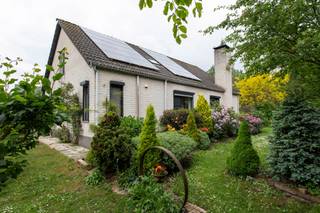 Ruime woning met landelijke ligging op 2.025m². Deze woning heeft een zeer ruime binnenoppervlakte, waaronder een grote bovenverdieping...