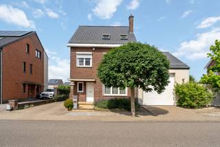 Gelegen in een rustige, doch goed bereikbare buurt, geniet je hier van de perfecte combinatie van rust en centrale ligging.Via de inkomhal is er...