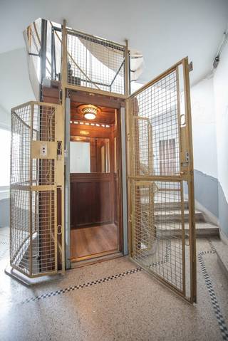 Prachtig gerenoveerd 3-slaapkamer-appartement op de 3de verdieping in een iconisch gebouw "Residentie Albion Palace" in het bruisende centrum...