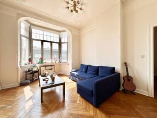 Prachtig 2 slpk app centraal gelegen in ZURENBORG.Het appartement is voorzien van een ruime inkomhal, gezellige, grote, lichtrijke leefruimte met...