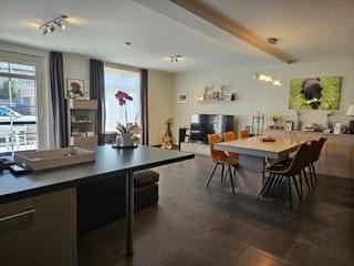 In het hart van Vlimmeren bevindt zich dit aangename en energiezuinige gelijkvloers appartement. Via de ruime inkomhal met gastentoilet kom je in...