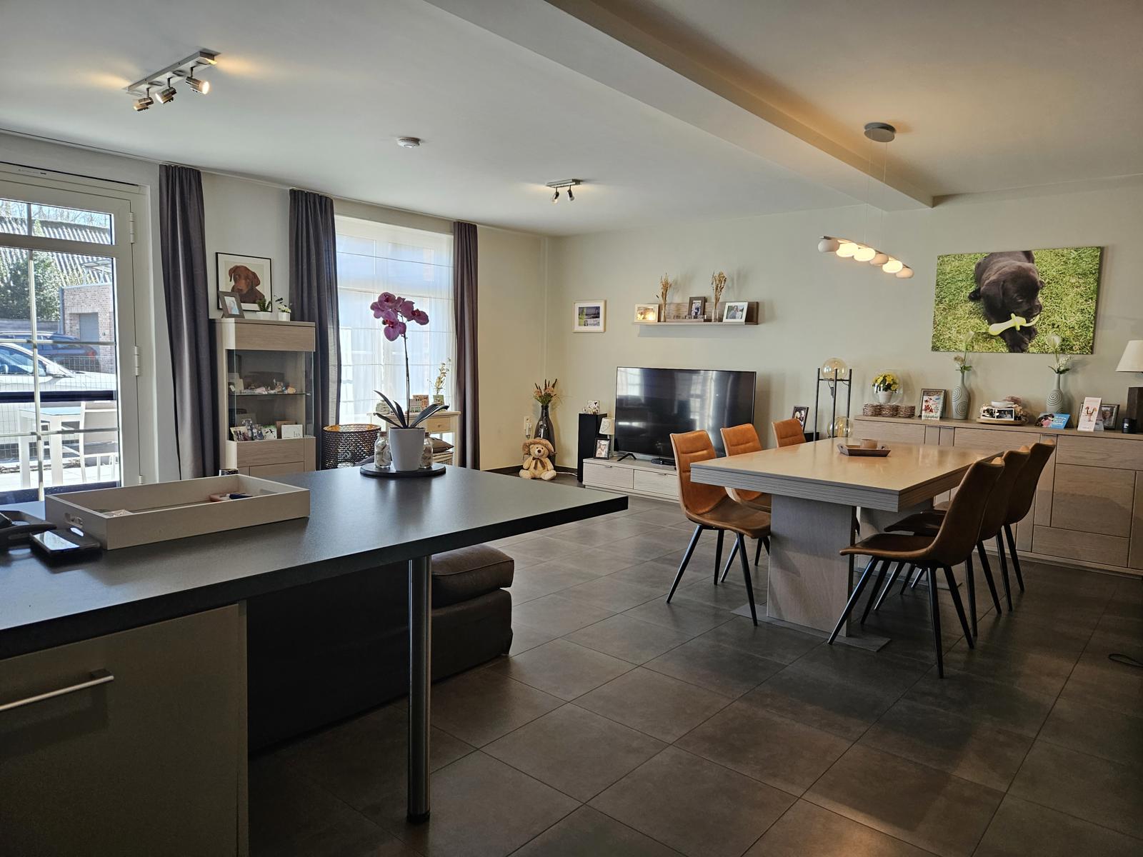 Ruim gelijkvloers appartement met terras en garage - foto 2