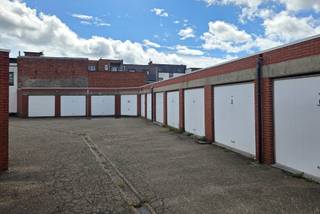 Meer info: https://www.bellesvastgoed.be/te-koop/boechout-molenlei-59-garagebox-21<br /><br />Deze garagebox bevindt zich pal in het centrum van Boechout, op een gunstige locatie vlakbij de Heuvelstraat, de nieuwe woonwijk Midden en het station. De garage is bereikbaar via een doorgang langs de woning gelegen aan Molenlei 59.<br /><br />Het dak werd in 2022 volledig vernieuwd. De garagebox heeft een oppervlakte van ca. 16 m² en biedt een praktische en centraal gelegen parkeer- of bergruimte.<br /><br />Tot binnenkort!