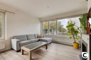 <p><span>Lichtrijk hoekappartement met 2 slaapkamers, terras en een gezellige buurt </span></p><p><span> </span></p><p><span>Dit gezellige appartement van ca. 85 m² (volgens EPC) is gelegen in het levendige Borgerhout en combineert comfort, lichtinval en een praktische indeling. Dankzij de grote raampartijen en de ligging als hoekappartement geniet u hier van een aangename, lichtrijke woonomgeving. Bovendien is de elektrische installatie conform en beschikt het gebouw over een lift.</span></p><p><span> </span></p><p><span>Indeling</span></p><p><span>Via de inkomhal komt u in de ruime en open leefruimte, waar grote raampartijen zorgen voor een overvloed aan natuurlijk daglicht. De open keuken is volledig uitgerust met de nodige toestellen en sluit aan op het terras, waar u heerlijk kunt genieten van een rustig moment in de buitenlucht.</span></p><p><span>Het appartement beschikt over twee volwaardige slaapkamers, beide met een aangename lichtinval en voldoende ruimte om comfortabel in te richten.</span></p><p><span>De badkamer is uitgerust met een ligbad en een lavabomeubel. Het toilet bevindt zich in een aparte ruimte. Daarnaast is er een praktische berging met aansluitingen voor een wasmachine en droogkast.</span></p><p><span>Tot slot beschikt het appartement over een private kelderberging op verdieping -1, ideaal voor extra opslagruimte.</span></p><p><span> </span></p><p><span>Extra troeven</span></p><ul><li><span>Lichtrijk hoekappartement</span></li><li><span>Bewoonbare oppervlakte van ca. 85 m² volgens EPC</span></li><li><span>Twee volwaardige slaapkamers</span></li><li><span>Terras aansluitend op de keuken</span></li><li><span>Volledig uitgeruste open keuken</span></li><li><span>Badkamer met ligbad en lavabomeubel</span></li><li><span>Apart toilet</span></li><li><span>Praktische berging met aansluitingen voor wasmachine en droogkast</span></li><li><span>Lift aanwezig in het gebouw</span></li><li><span>Elektrische installatie conform</span></li><li><span>Centrale ligging in het bruisende Borgerhout</span></li><li><span>Mobiscore: 9,5/10</span></li><li><span>Op boogscheut van Boelaerpark</span></li></ul><p><span>Bent u op zoek naar een lichtrijk appartement met een praktische indeling en alle nodige comfort op een centrale locatie? Dan is dit appartement zeker een bezoek waard!</span></p><p><span> </span></p>